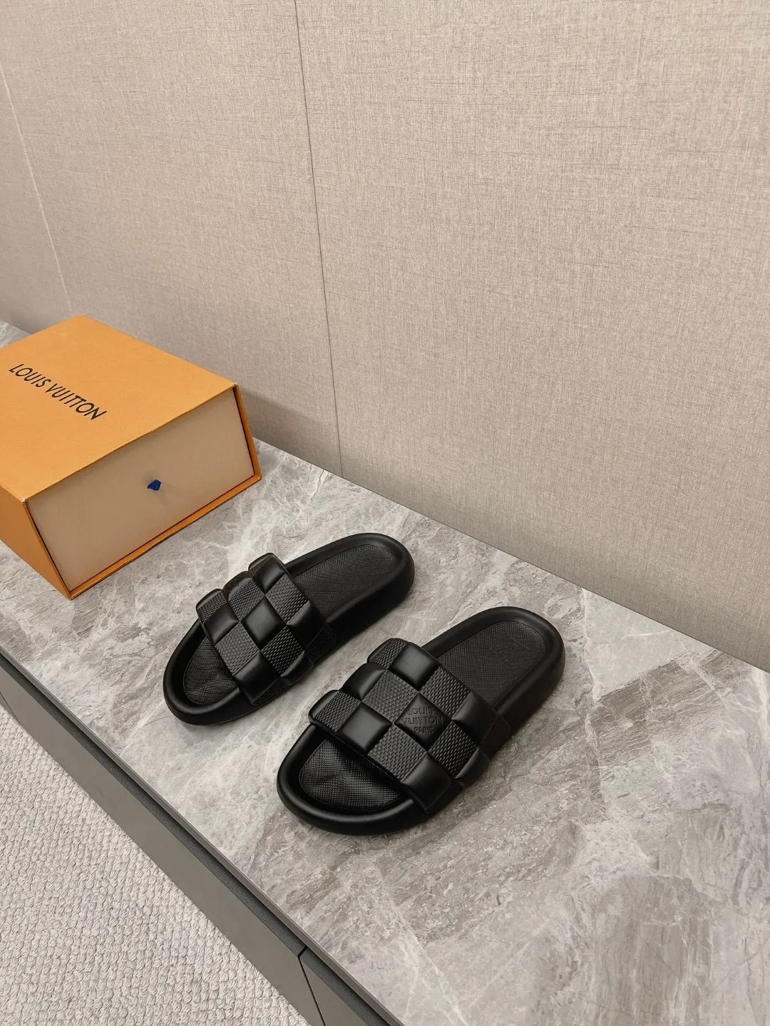 Ex-factory price: 240💰Support returns and exchanges LV/Louis Vuitton ✔️Early spring new model at the counter embossed LOGO couple slippers candy color series! The upper and outsole are made of soft t men's shoes 💰u material base men's shoes 💰u material size: 38-44, customized 45, 46